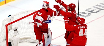 В феврале российская сборная одержала победу в хоккейном матче над командой Швеции. Игра проходила в рамках Зимней Олимпиады-2022. Результат матча был определен по серии буллитов. Игрок Арсений Грицюк забросил решающую шайбу. Букмекерская контора поведает много интересных случаев, касающихся спортивных событий и ставок по отношению к ним. Безусловно, можно узнать и о внушительных денежных призах. Их удалось получить некоторым клиентам  конторы. Самые крупные призы были в прематчах. Ставка выполнялась на матч России со шведами. Беттор сделал ставку в 23 тысячи рублей.  Событие оценивалось с коэффициентом 1,81. При этом выигрыш составил свыше 41 тысячи рублей. Был назначен буллит. Предполагалось, что игроки совершат не меньше 11 бросков. Событие сопровождалось коэффициентом 5,5. Поставив 48 тысяч рублей, один из участников получил более 46 тысяч рублей. Ему очень повезло. Броски завершилась тогда, когда их было сделано 16 штук.  Много было выигрышей и чуть меньшего размера. Одним словом, игра была такой же интересной, как и события, что разворачивались в беттинговых конторах. В них выполняют ставки на различные спортивные события. Тот, чей прогноз оправдается, может получить неплохой выигрыш. Наверное, каждому стоит попробовать.