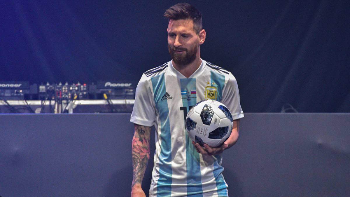 Презентация официального мяча ЧМ-2018: Adidas Telstar 18