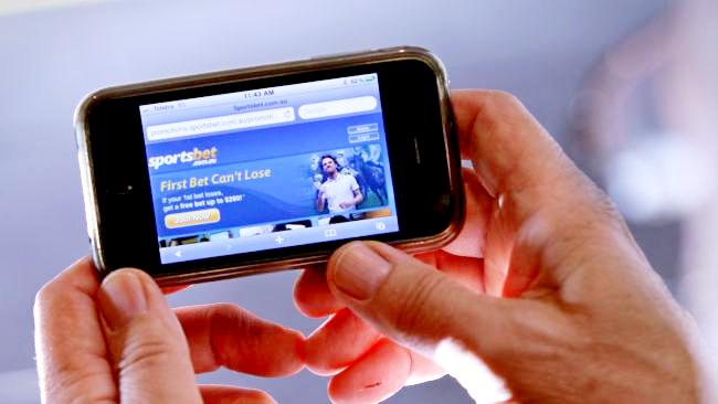 Казино обладают значительно более древней историей, нежели букмекерские конторы. Неудивительно, что до появления оных пари на деньги заключались сугубо на любительском уровне, а многочисленные игровые дома весьма давно и очень успешно работали если не по всему земному шару, то в Европе точно. И к моменту, когда букмекеры начали предлагать свои услуги, игроки уже были вооружены действенными стратегиями и тактиками, которые показывали чудеса в руках профессионалов. Чего нельзя сказать о непрофессионалах – так, первые игроки на спортивных тотализаторах руководствуясь где-то услышанной информацией о тактиках, пробовали активно внедрять их в жизнь. Что, впрочем, получалось далеко не всегда – тем более, когда речь шла о попытках комбинировать казиношные тактики. Ответ весьма прост – подавляющее большинство приемов, которые работали в игорных заведениях, показывали отвратительные результаты.  И ответ прост – подавляющее большинство казиношных тактик основаны на прогнозах на двухисходные события с разной степенью вероятности. А в спорте, как мы знаем, отыскать подобные субъекты ставок не просто сложно, а нереально трудно. Даже если это удавалось в редких исключениях, радости «счастливчики» не испытывали – маржа сводила эффективность использования такого рода тактик на нет. О тактике «догонов» Не то, чтобы это единственная казиношная тактика – она одна из тех немногих стратегий из игорных заведений, которая сумела получить вторую жизнь в ставках на спорт. Даже, несмотря на то, что подобная тактика использовалась больше 2 столетий назад, она, словно хорошее вино, с течением времени становится только лучше. Да что там и говорить – для вас эта статья наверняка не станет открытием, вы, скорее всего, уже слышали про такую тактику где-то на просторах интернета. Почему же тактика не только не утратила своей актуальности, но и отличается такой доступностью и простотой? Доступность и простота  - вот ответ. Не требуется невероятных познаний, выполнения сложных расчетов, применения каких-то формул. В отличие от других стратегий, без солидного банка, а также многолетнего опыта в которых вы не получите ничего, тактика игры «на догонах» - это то, что нужно новичку. Теоретики утверждают, что играть на «догонах» - не только просто, это беспроигрышная тактика. Однако жизнь вносит свои коррективы. Собственно, цель данной публикации – рассказать читателю о тактиках и научить «догонять» события. О разновидностях Прежде всего стоит отметить, что игра на «догонах» относится к серийным тактикам, причем прибыль от нее можно получить лишь после того, как завершится определенный цикл. Длина этого цикла непостоянная. Основная идея «догонов» - серийные ставки на высокие коэффициенты. Если вы получаете выигрыш – то, в таком случае, серия завершается. Если же вас постигла неудача, требуется увеличить общую сумму ставки, дабы размер выигрыша был достаточен, чтобы получить прибыль. «Догонов» существует два – длинный и разовый. Рассматривая разовый «догон», стоит заметить, что основная цель игрока – «догон» продолжительной определенной серии, которая должна прерваться в ближайшее время. Лучше всего для «догонов» подойдет футбол. И здесь просто не обойтись без живого примера. Возьмем 1 команду, которая, предположим, отыграла 6 матчей и ни разу не было ничьей. Нам известно, что члены команды не отличались принципиальностью, посему случившееся – не более чем стечение обстоятельств. Таким образом, уже в ближайшем матче коэффициент на ничью составит 3.0. Для «догона» ничьей берем 30 евро. Итак, если удается «пробить» ничью с самого первого раза, нам остается только получить честно выигранные 60 евро и разыскивать новые объекты для «догона». В случае если поединок завершился победой одного из соперников, для продолжения ставок нам нужно дождаться следующего матча. Коэффициент на ничейный исход в следующем поединке останется равен 3.0. Для получения ранее запланированной прибыли на 60 евро, а также чтобы получить назад тридцать евро, ставить нужно уже 50 евро. Если выигрываем – размер чистой прибыли составит 100 евро. Если снова не везет – продолжаем увеличивать сумму ставки (прослеживается аналогия с Мартингейлом) чтобы «догнать» ту самую ничью. Как только ожидаемое событие происходит, ищем для «догона» новые объекты. Ключевая проблема «догона» - это, разумеется, сложность выбора первоначальной ставки, так как у любого букмекера существует так называемый верхний потолок ставки.  Последствия могут быть очень печальны – если не «догнать» событие до момента, когда сумма ставки превысит сумму, максимально допустимую в том или ином поединке, то «догон» заканчивается абсолютным провалом. Итак, ваша ставка должна быть такой, чтобы потолок ставок был минимум через 7-8 попыток. Тактика длинного «догона» Еще одна разновидность «догона» - это так называемый длинный «догон». Ключевое отличие от того, что мы описывали в предыдущем абзаце, заключается в том, что играть нам предстоит на куда более продолжительном периоде. Итерации мы не заканчиваем сразу же, как только получили первую удачную ставку, нужно продолжать до завершения дистанции. Вернемся к команде из предыдущего блока. Ничьи этой команды здесь нам предстоит догонять не до первого успеха, а до последнего тура нацчемпионата. Опытные игроки, кстати, предпочитают использовать тактику длинного «догона» или же комбинировать ее с одиночной. Как же выбрать объект? Великолепно для «догона» подойдут тоталы, а также футбольные ничьи. На них традиционно высокие коэффициенты и прибыль мы получаем весьма неплохую. Впрочем, нельзя забывать и о целом ряде недостатков. Самый распространенный – футбольные матчи проводятся не так часто, как хотелось бы. Для совершения четырех итераций, потребуется прождать ну никак не меньше 1-го месяца. Иными словами, прибыли «уже завтра» не будет. Разумеется, никто не запрещает несколько «ускорить» данный процесс, играя длинными «догонами», да еще и на нескольких командах. Если обратиться к российским любителям «догонов», то здесь наибольшей популярностью пользуются западные лиги – бейсбол, баскетбол, футбол, хоккей. Частота проведения матчей поразительна – проводится не меньше 2-3 поединков за неделю. Итак, если использовать «догон» на, скажем 7 событиях, то за месяц можно получить отличные деньги. В каждой лиге для «догона» будут наиболее подходящими победы аутсайдеров. А если взять во внимание, что ключевая цель подобных лиг – это, прежде всего, показывать зрителям шоу, то сенсационные победы здесь нередки. В той же НХЛ для тактики «догона» отлично подойдут ничьи, причем для них можно применять принципы, описанные в примере с футболом выше